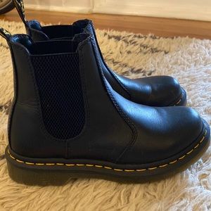 Like new leather dr. Martens Chelsea boot